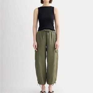 Everlane THE CARGO CURVE PANT IN LINEN Kalamata